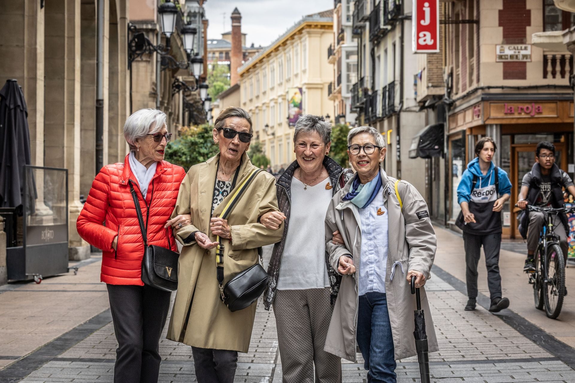 Dori, Estrella, Selma y Marisa posando para Diario LA RIOJA en la calle Portales, con la chimenea de la antigua Tabacalera al fondo.