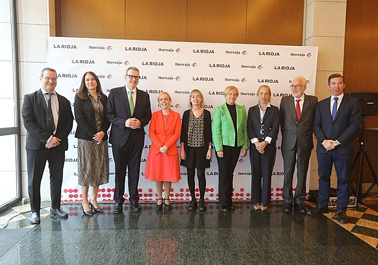 Àurea Rodríguez (de color coral), junto a autoridades y organizadores del Foro Económico Diario LA RIOJA-Ibercaja.