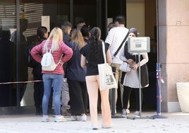 Un grupo de personas, en el exterior de la Oficina de Extranjería de Logroño.