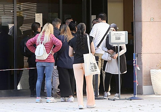 Un grupo de personas, en el exterior de la Oficina de Extranjería de Logroño.