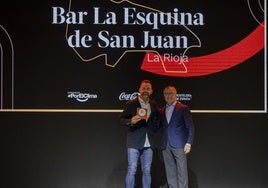 Sergio Palacios con su premio en el certamen 'Sin huella'.