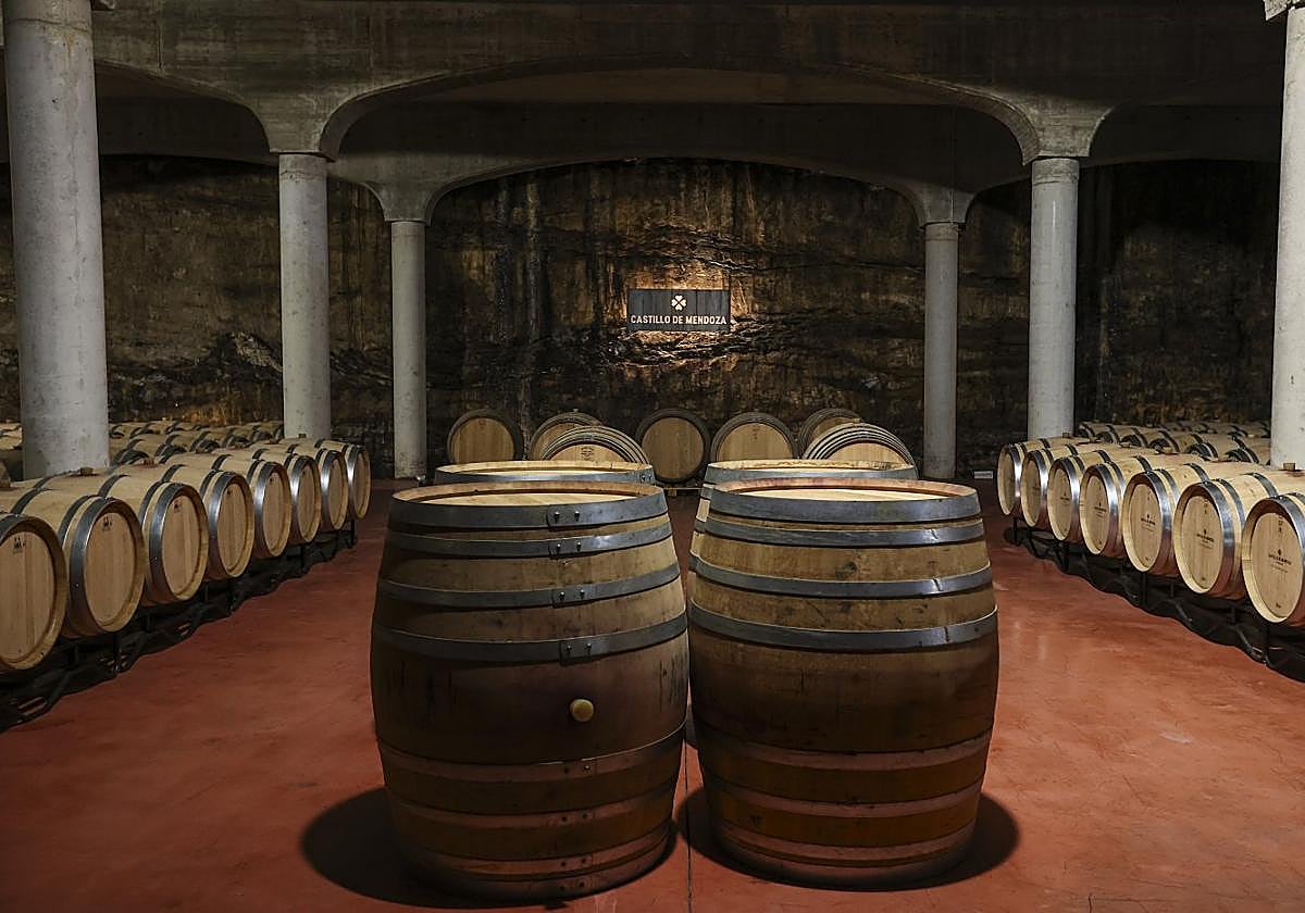 La nave de barricas, excavada en roca viva, es una de las estancias más espectaculares de la bodega.