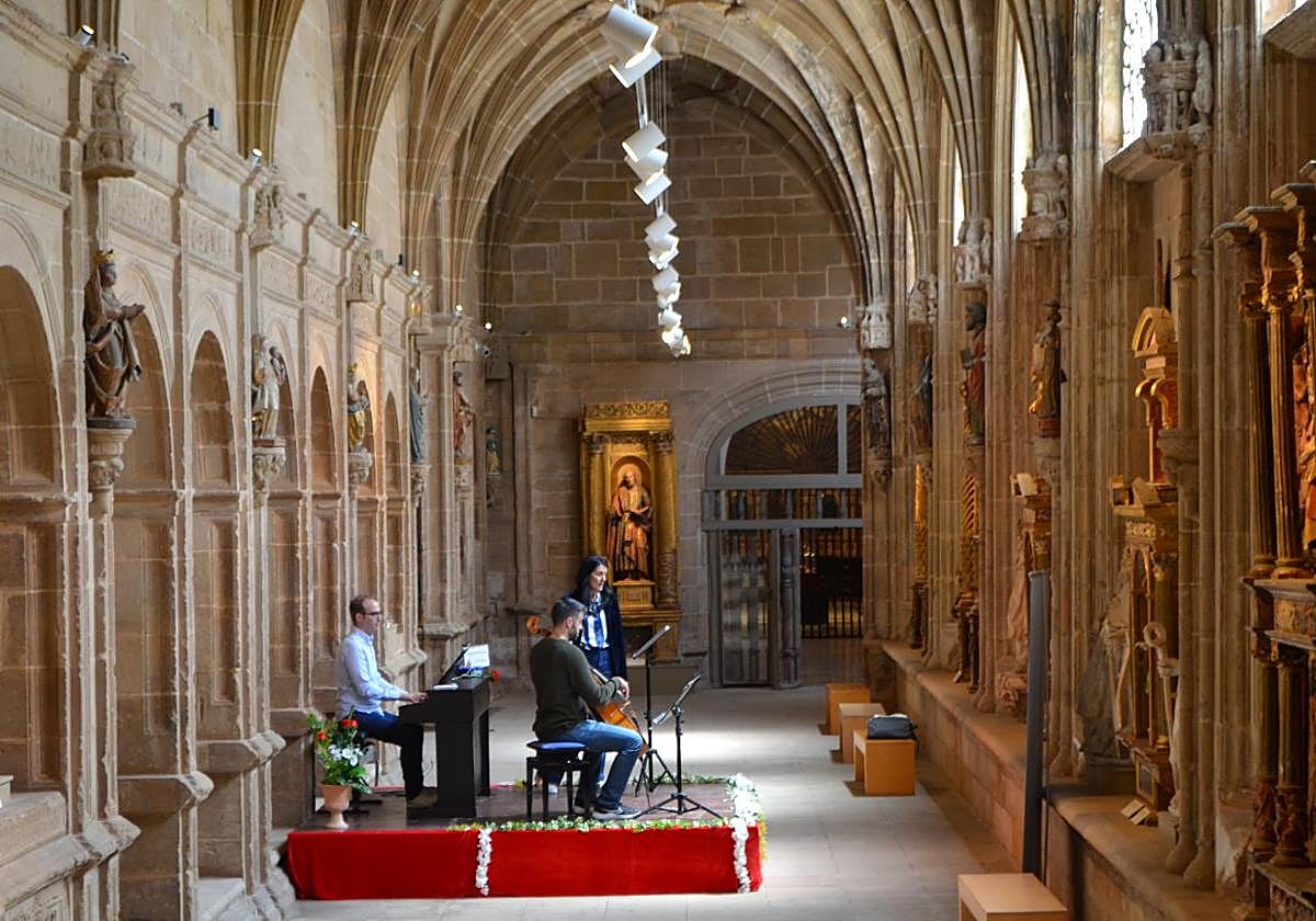 Héctor Francés, Marta Jiménez y Vicente Marín, ensayando ayer en el claustro antes del concierto que ofrecieron por la tarde.