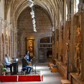 Héctor Francés, Marta Jiménez y Vicente Marín, ensayando ayer en el claustro antes del concierto que ofrecieron por la tarde.