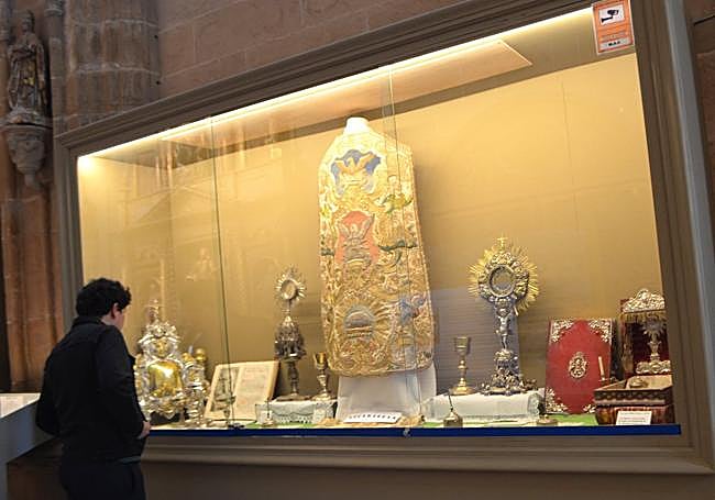 Casulla y piezas de orfebrería, en una vitrina del museo diocesano.