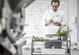 Fernando Sáenz, con hierbas aromáticas, en el Obrador Grate.