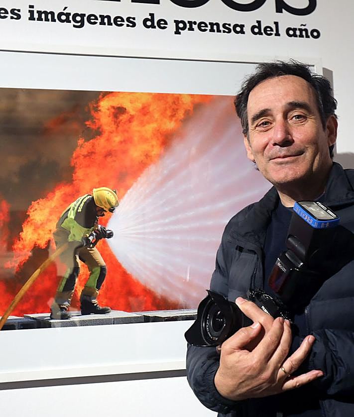Imagen secundaria 2 - Autoridades y protagonistas de la muestra.