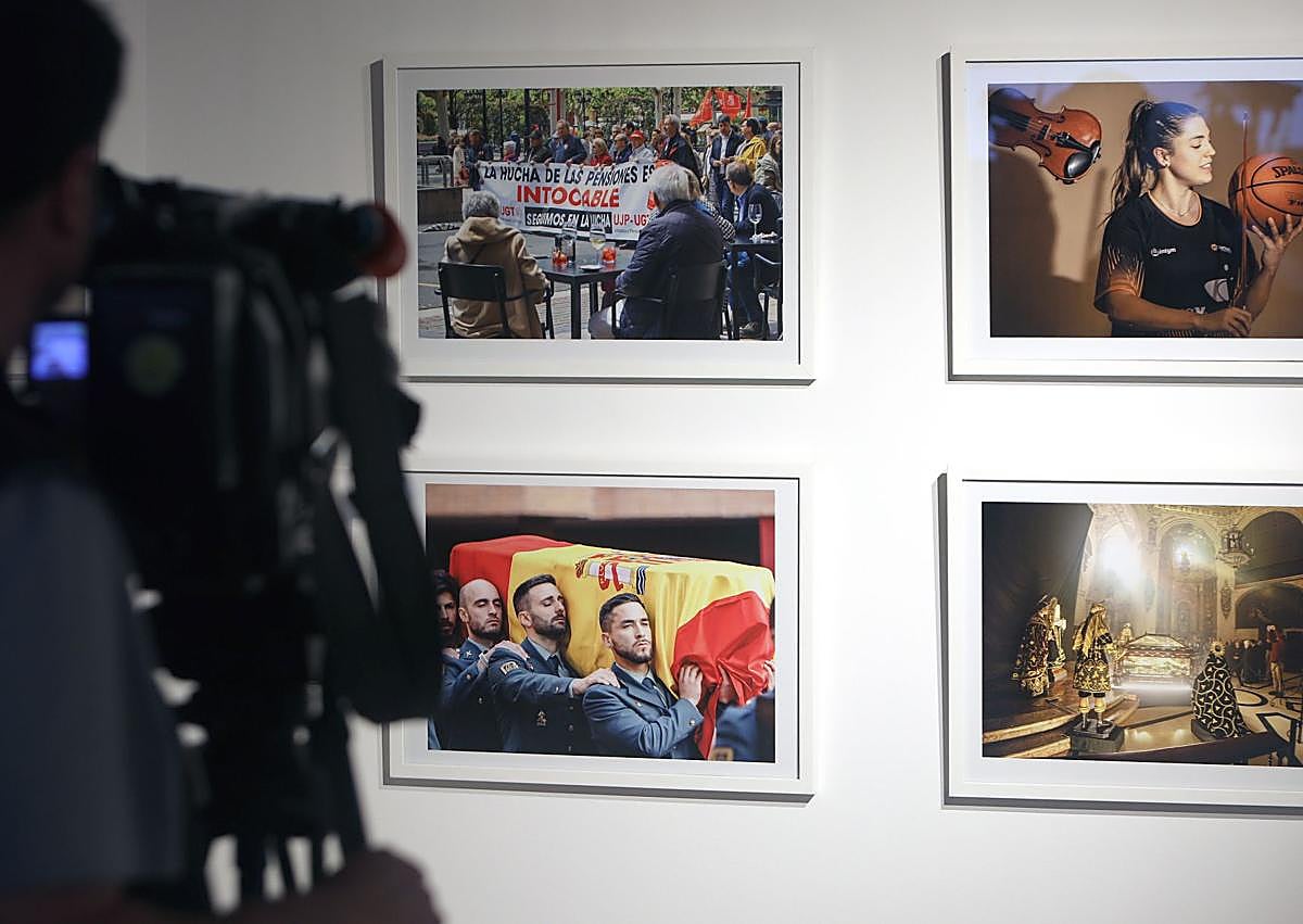 Imagen secundaria 1 - Autoridades y protagonistas de la muestra.