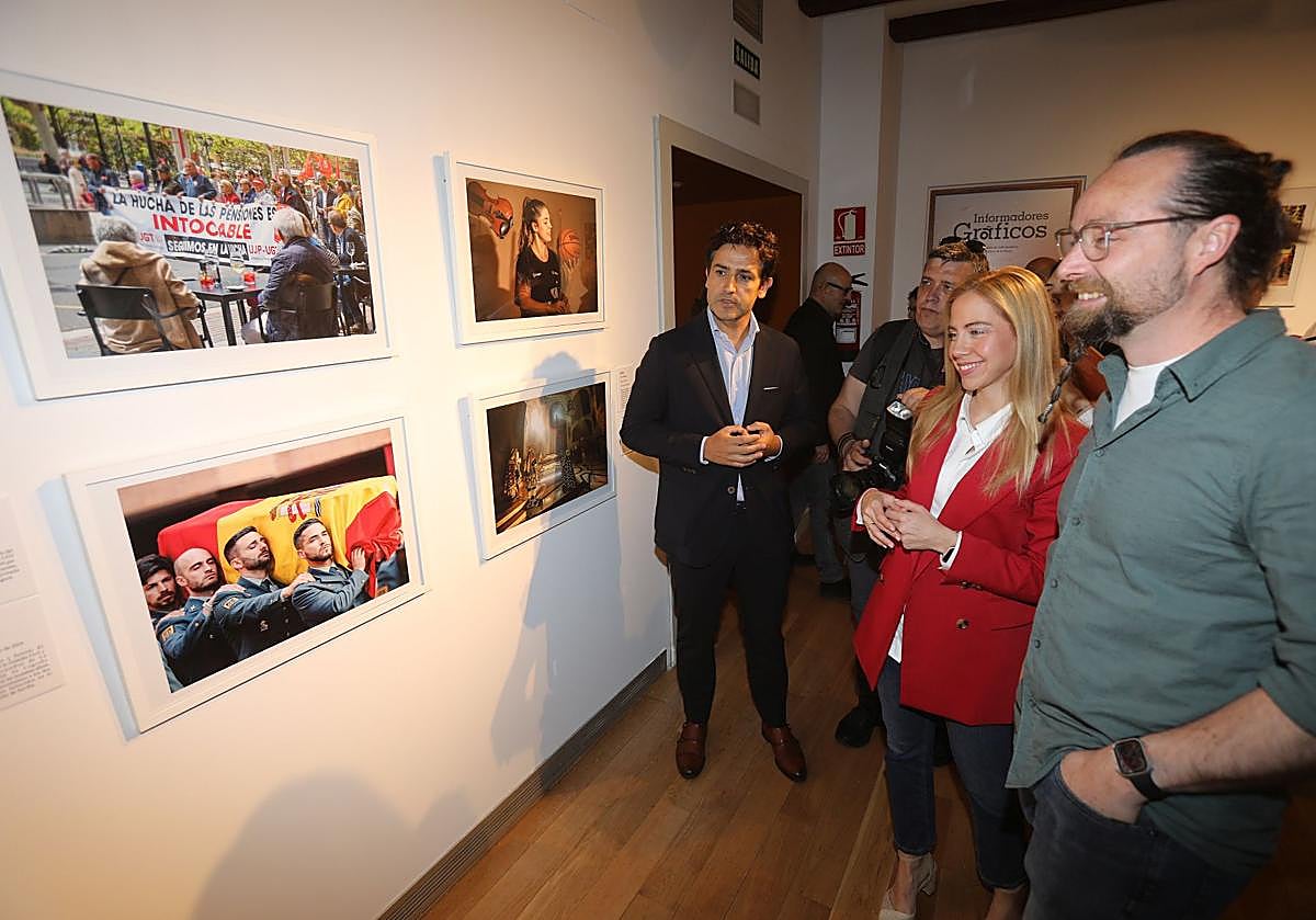 Imagen principal - Autoridades y protagonistas de la muestra.