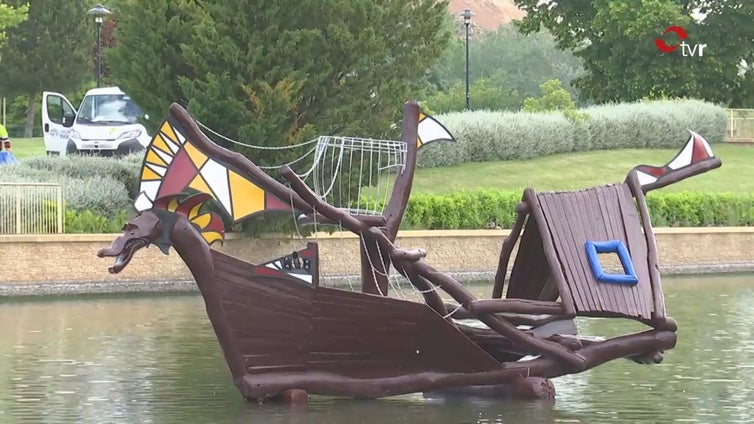 El barco pirata del parque de La Ribera se recupera dentro del lago