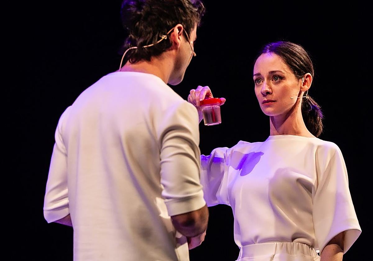 Elena Rivera e Itzan Escamilla, en una escena de 'El efecto'.