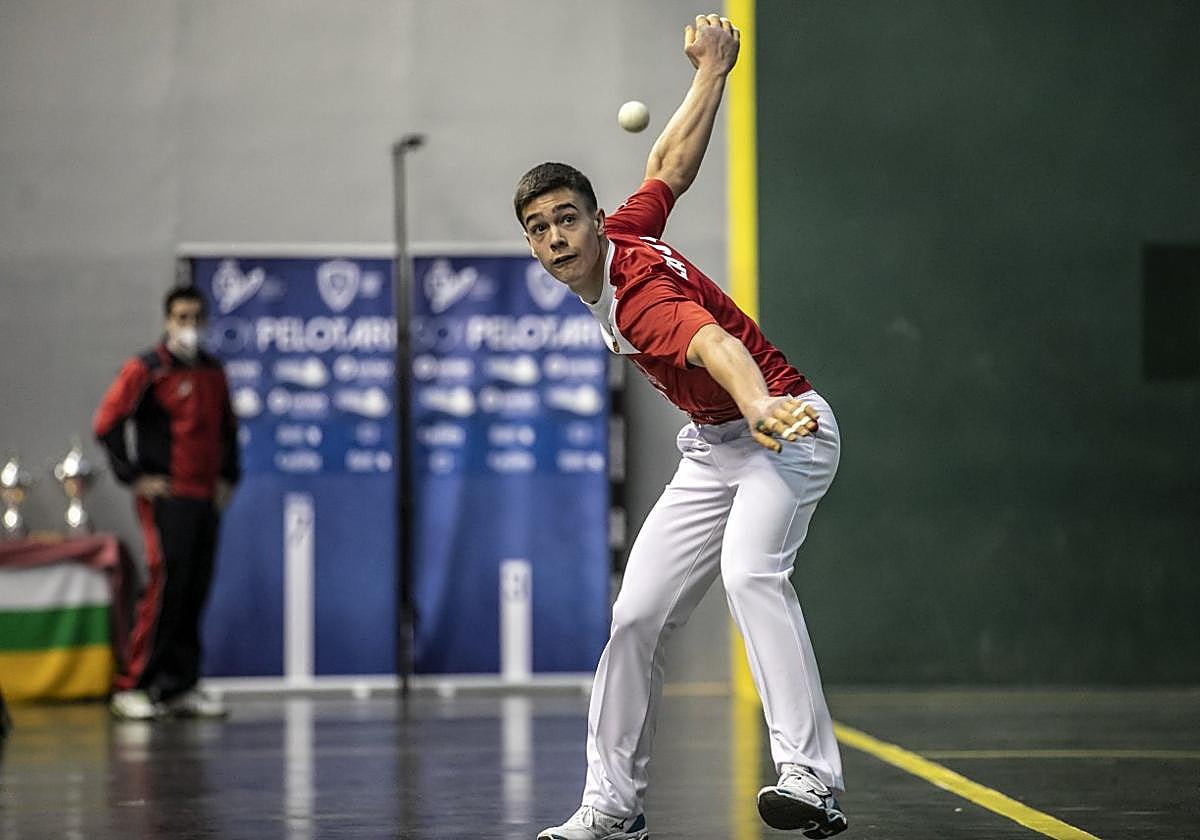 Carmelo Loza espera la llegada de la pelota para golpear con su derecha.