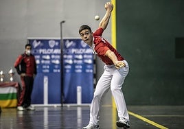 Carmelo Loza espera la llegada de la pelota para golpear con su derecha.