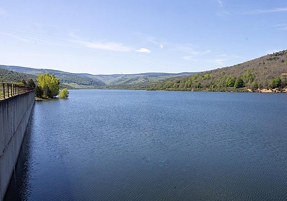 Imagen de esta semana del pantano de Pajares, que se encuentra al 100% de su capacidad.