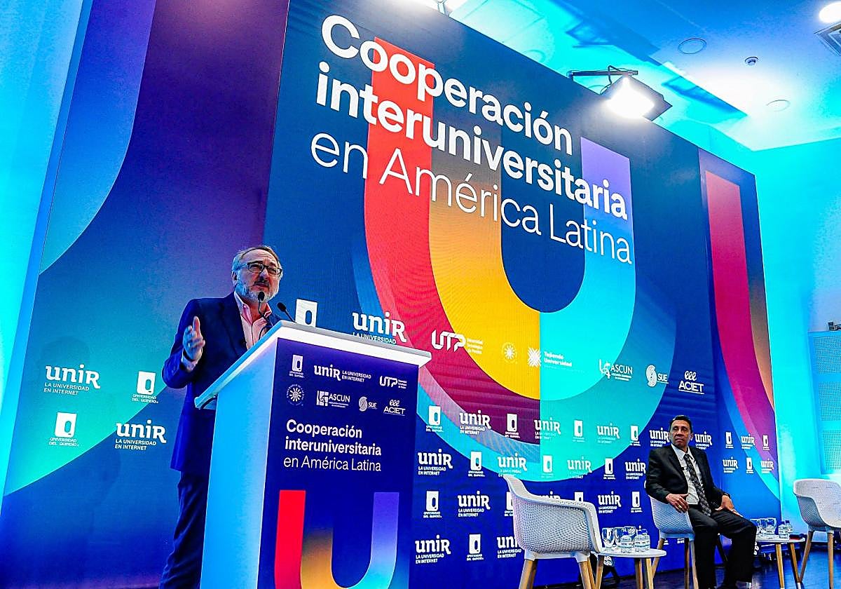 Manuel Herrera, director académico de Relaciones Internacionales de UNIR, durante su intervención en el evento.