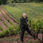 El viticultor Óscar Bobadilla,con la espergura en Baños de Río Tobía.