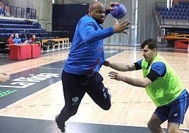 Ángel Rivero, que no continuará la temporada que viene en el Ciudad de Logroño, lanza a portería en un entrenamiento.