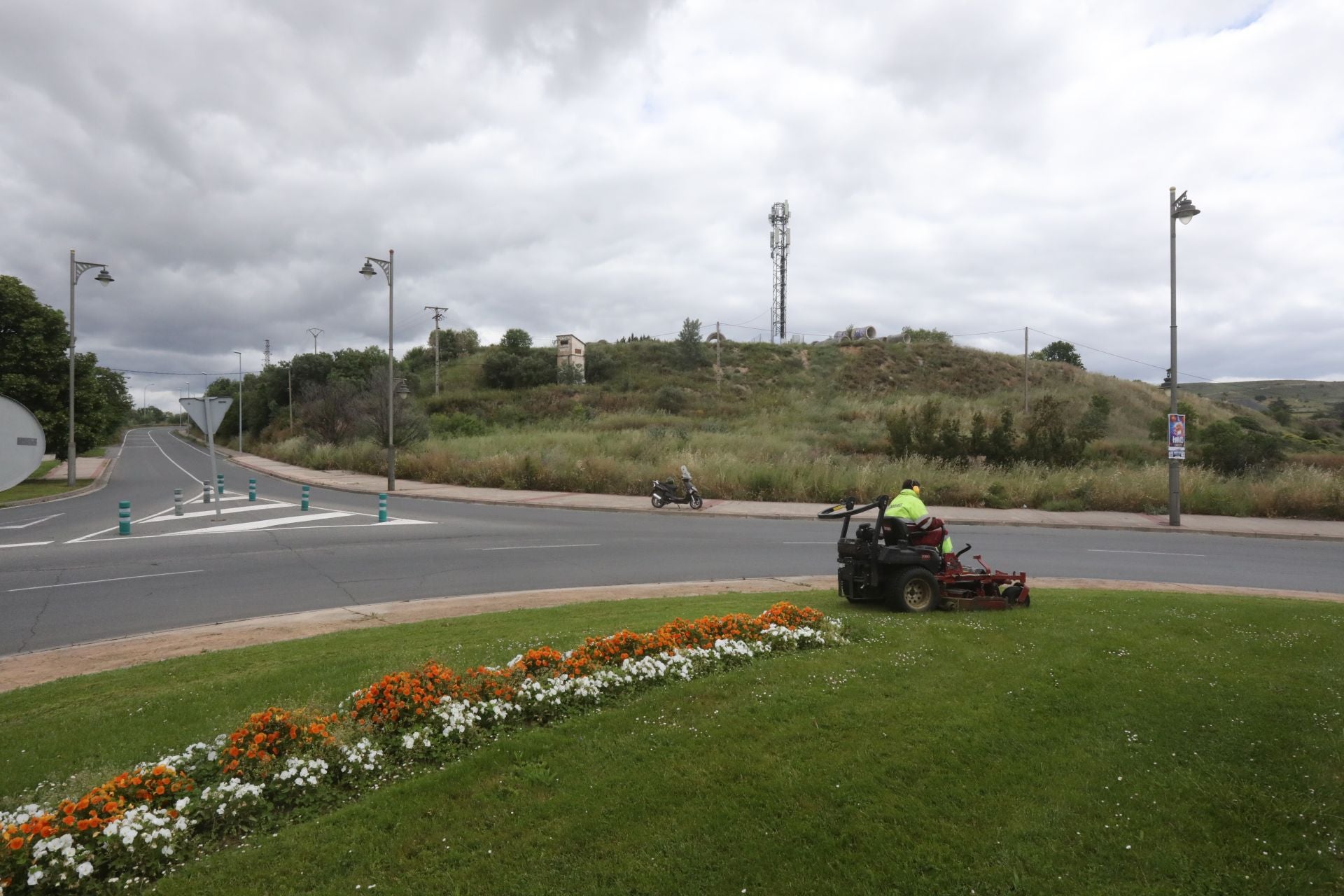 Rotonda de El Campillo, con el tramo de carretera bajo la cual se construirá el nuevo paso con el parque rebajado quedando a la izquierda.
