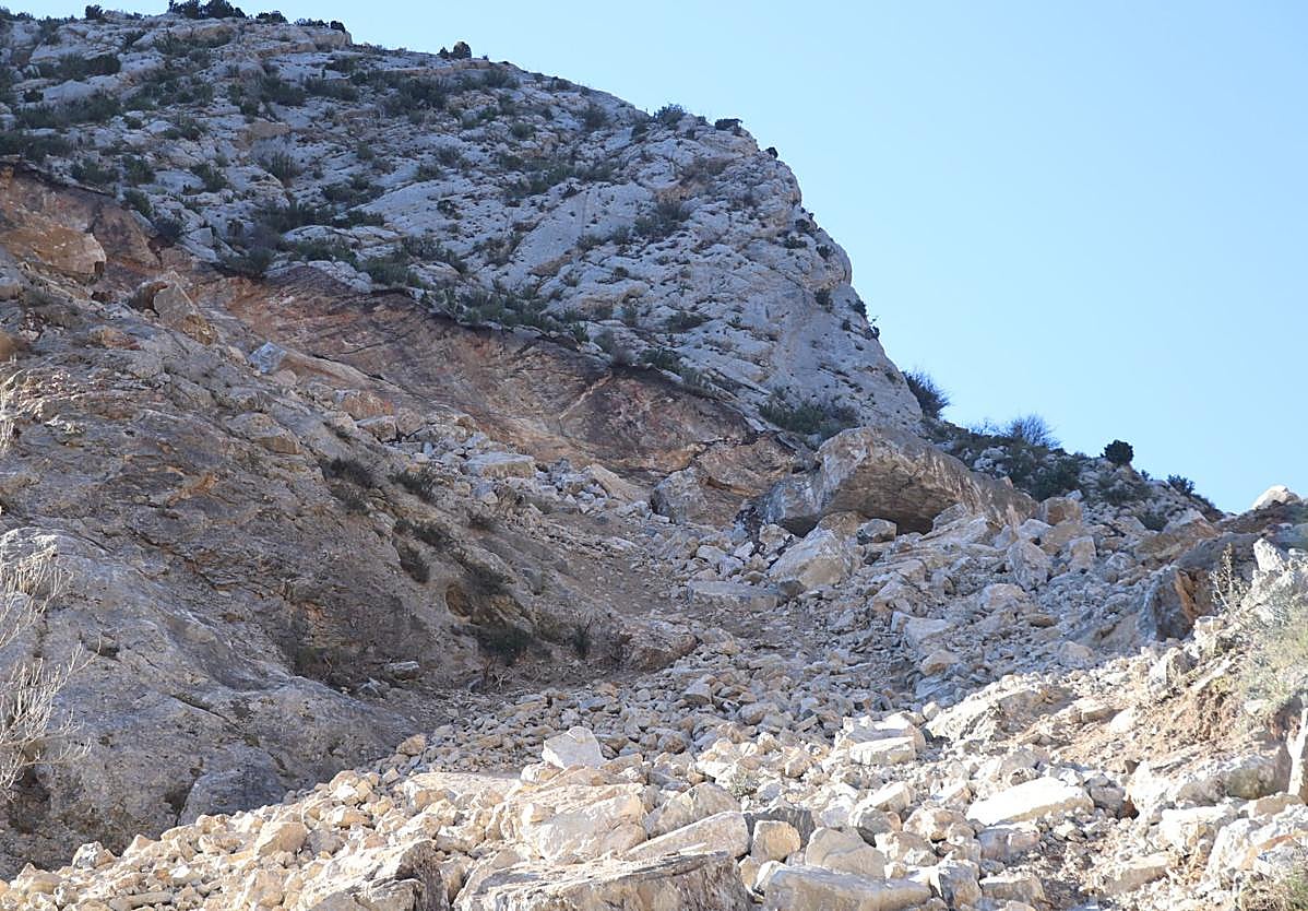 El riesgo que suponen las enormes rocas que han quedado colgadas en la ladera lleva a la prudencia a la hora de tomar acciones en la carretera.