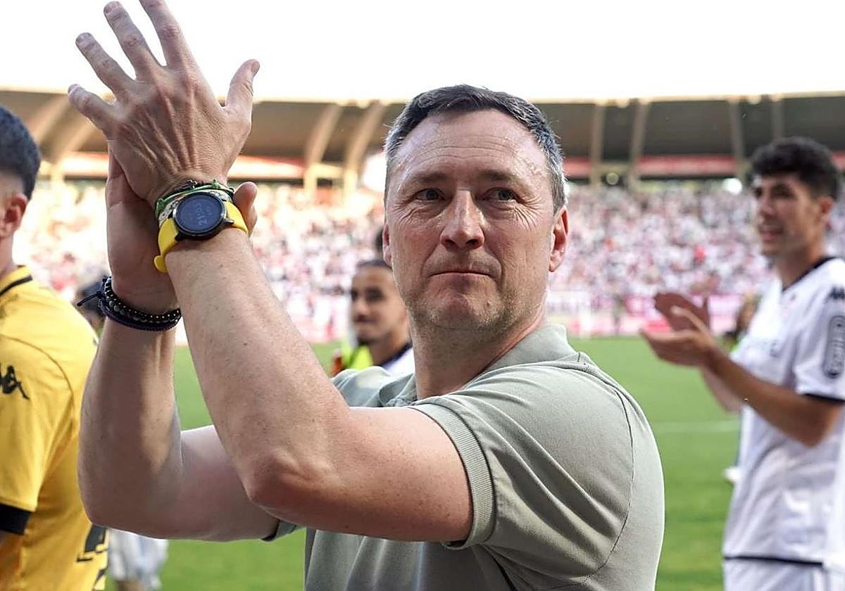 Raúl Llona celebra con palmas el ascenso de la Cultural