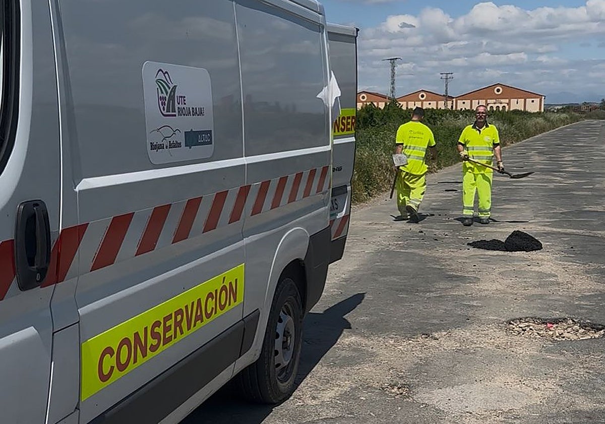 Personal de la empresa encargada de la conservación de carreteras, reparando los baches de la LR-482.