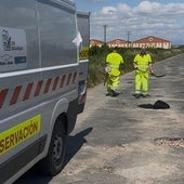 Personal de la empresa encargada de la conservación de carreteras, reparando los baches de la LR-482.