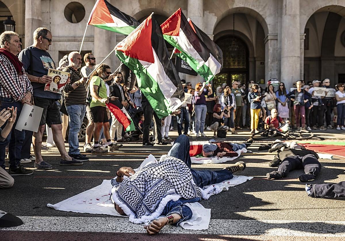 Concentración y 'performance' en Logroño frente «al genocicio» en Gaza