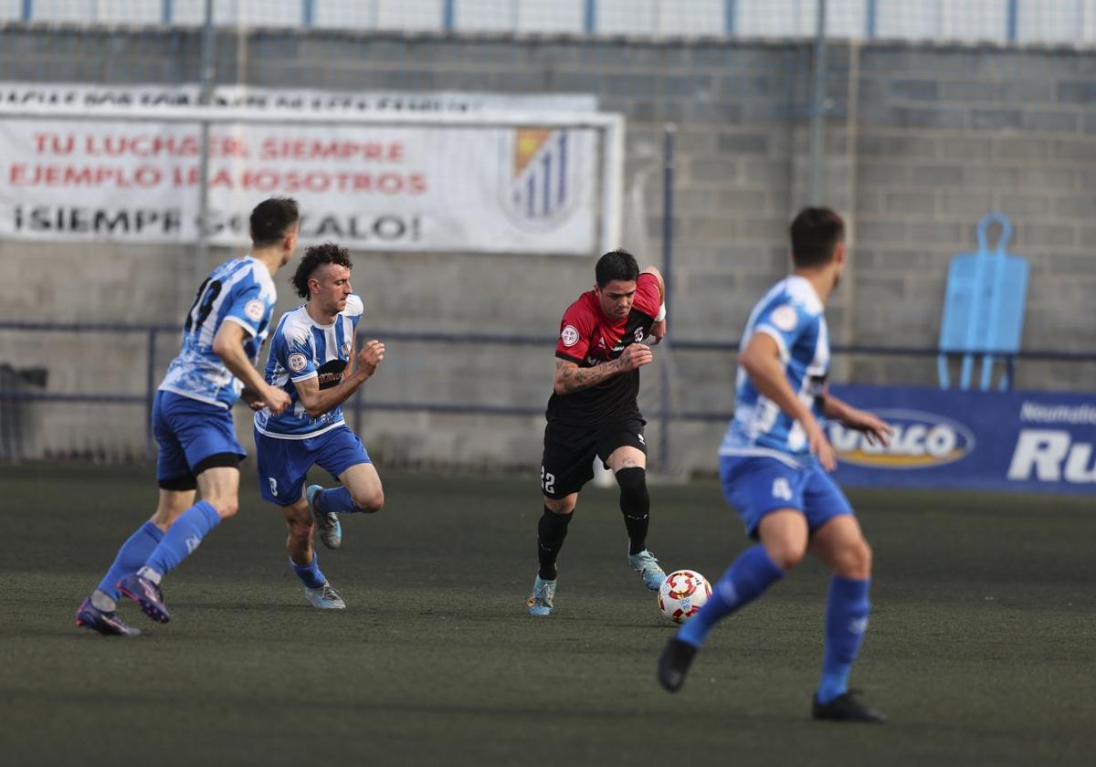 Chacón avanza con el esférico en el partido de ida entre Oyonesa y Arnedo.
