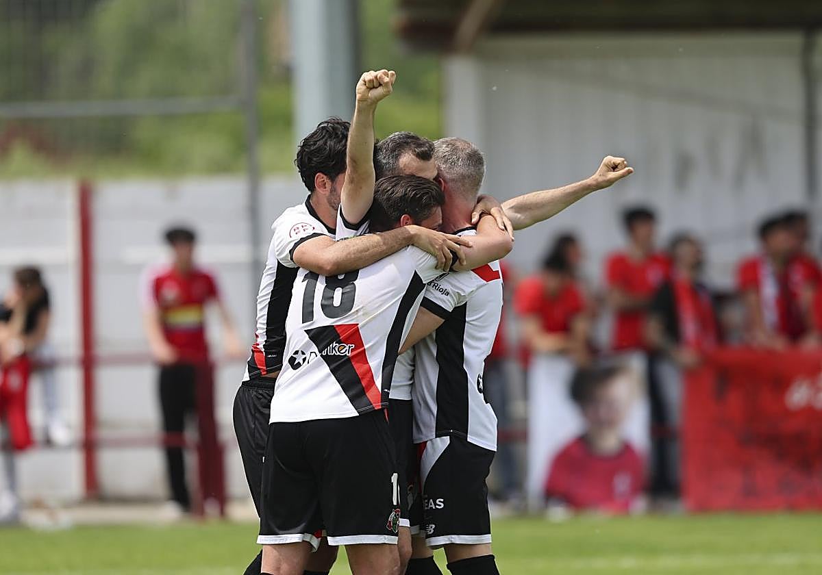 Los jugadores del Varea se abrazan a Rubén Pérez tras anotar el penalti que dejaba cerrada su presencia en la final regional.