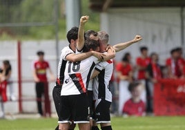 Los jugadores del Varea se abrazan a Rubén Pérez tras anotar el penalti que dejaba cerrada su presencia en la final regional.