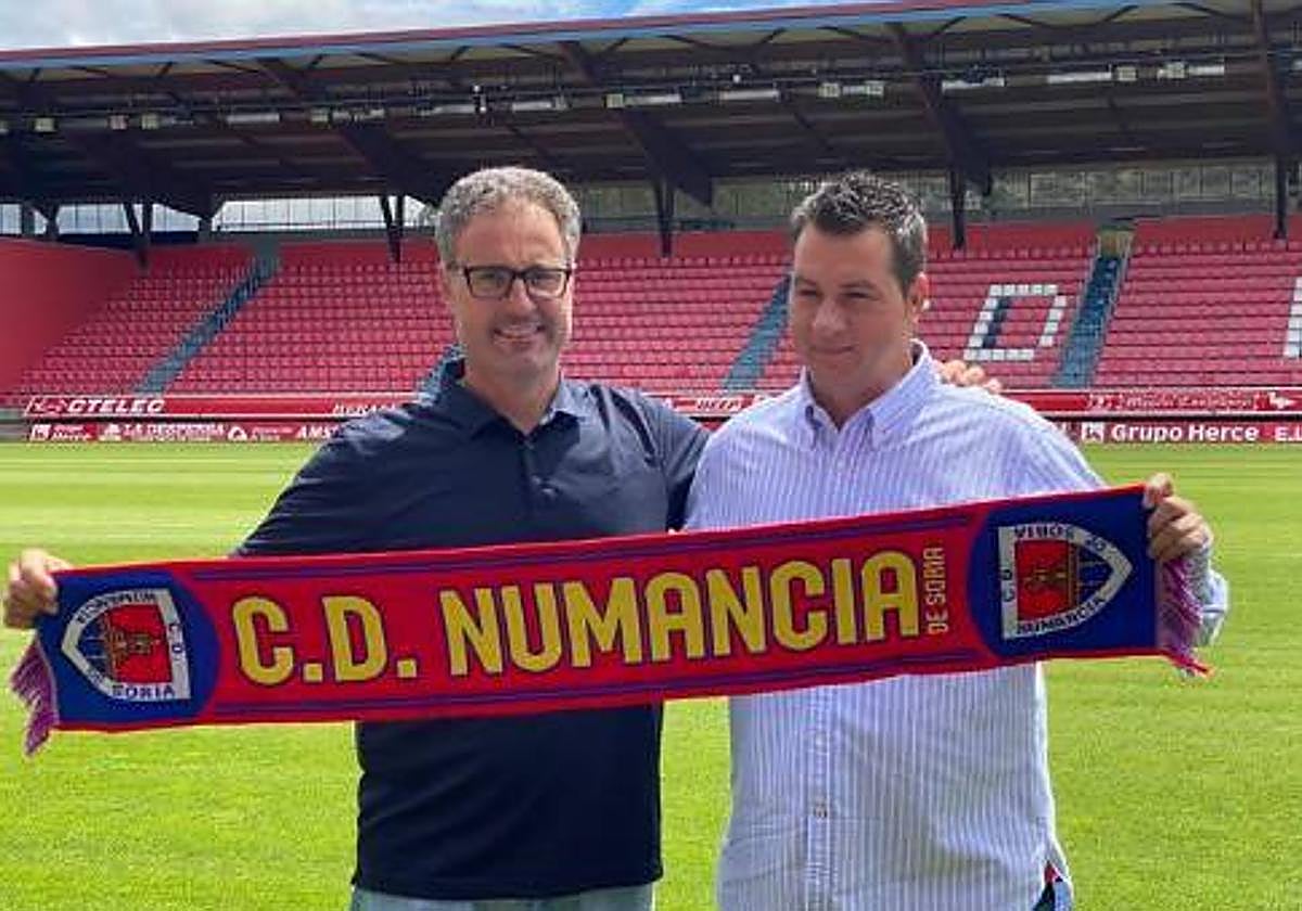 Guerra, a la izquierda, junto a Diego Martínez, con quien compartió banquillo en Nájera.