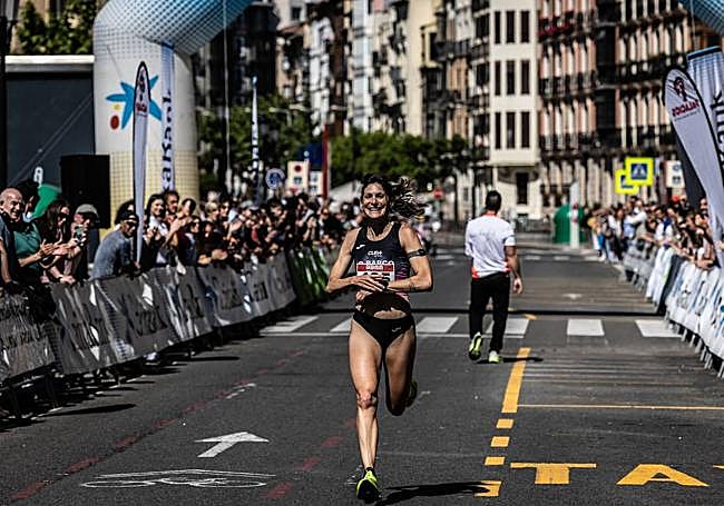 Esther Rodríguez, a su llegada a la línea de meta de la Media Maratón de La Rioja.