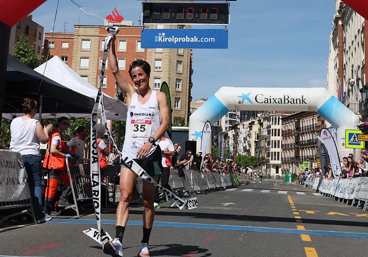 Gurutze Frades celebra su triunfo en la Media Maratón de La Rioja.