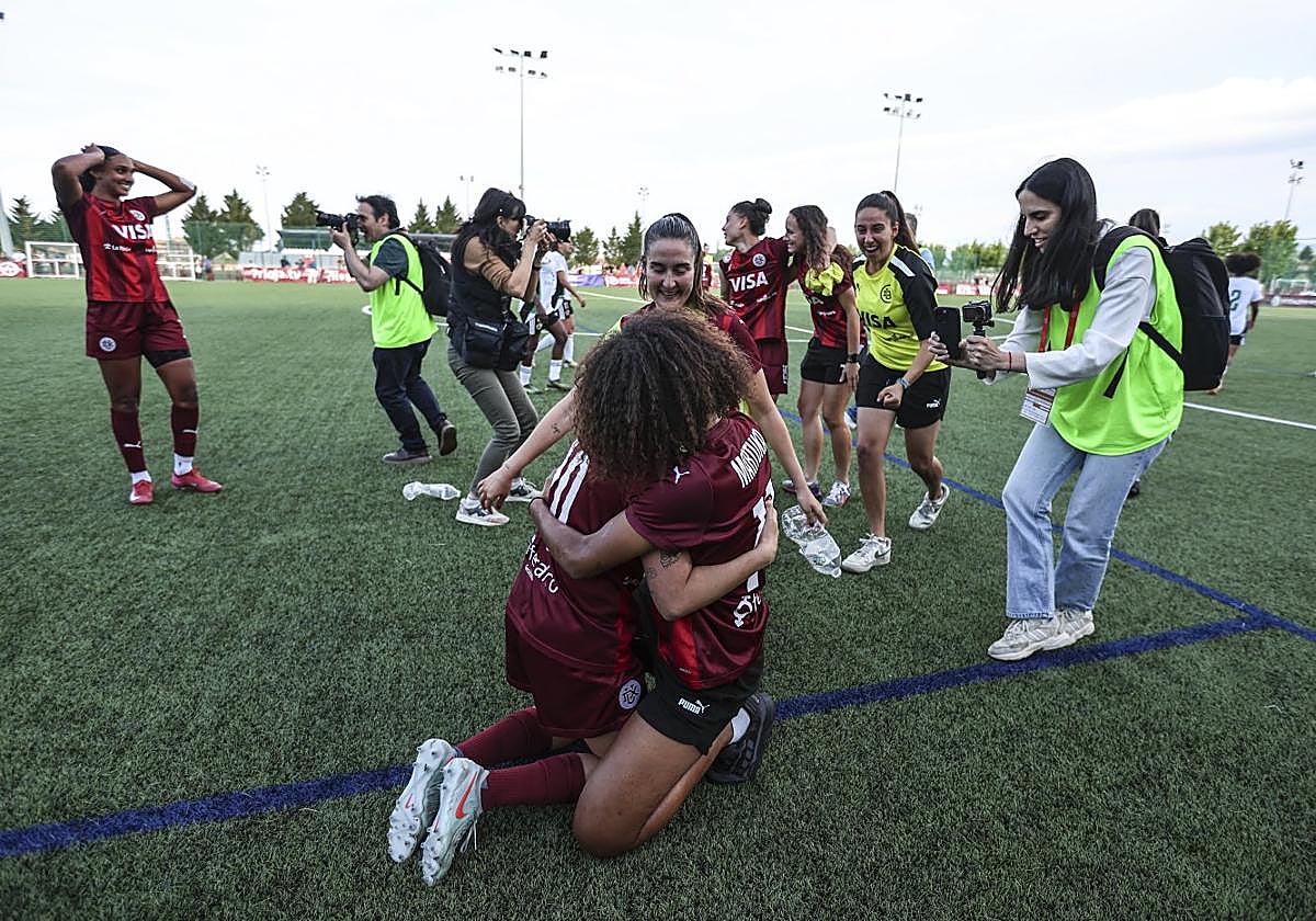 Martuka se funde en un abrazo con una compañera mientras Sandra llega por detrás para unirse a ellas.