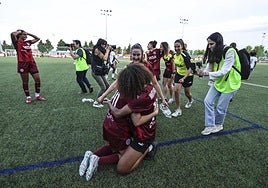 Martuka se funde en un abrazo con una compañera mientras Sandra llega por detrás para unirse a ellas.