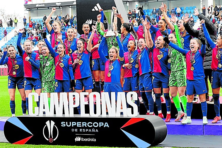 Alexia Putellas levanta el trofeo de la Supercopa después de que el Barcelona ganase al Real Madrid.