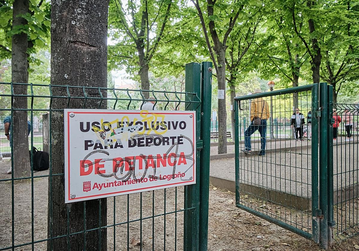 Imagen principal - Las Chiribitas reivindica mejoras en sus pistas de petanca