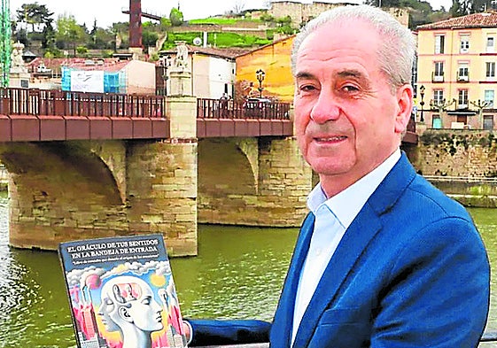 Alfredo Selas con su libro