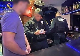 Disuelto un botellón e incautadas armas prohibidas y drogas durante un macrooperativo en Alfaro