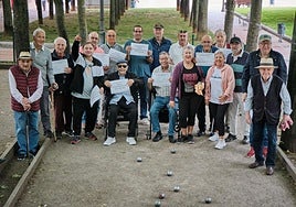 Jugadores de petanca, aficionados y vecinos de los alrededores de las Chiribitas, ayer, posan con los mensajes que quieren hacer llegar al Ayuntamiento.