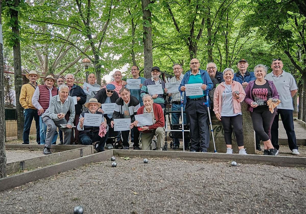Imagen principal - Las Chiribitas reivindica mejoras en sus pistas de petanca
