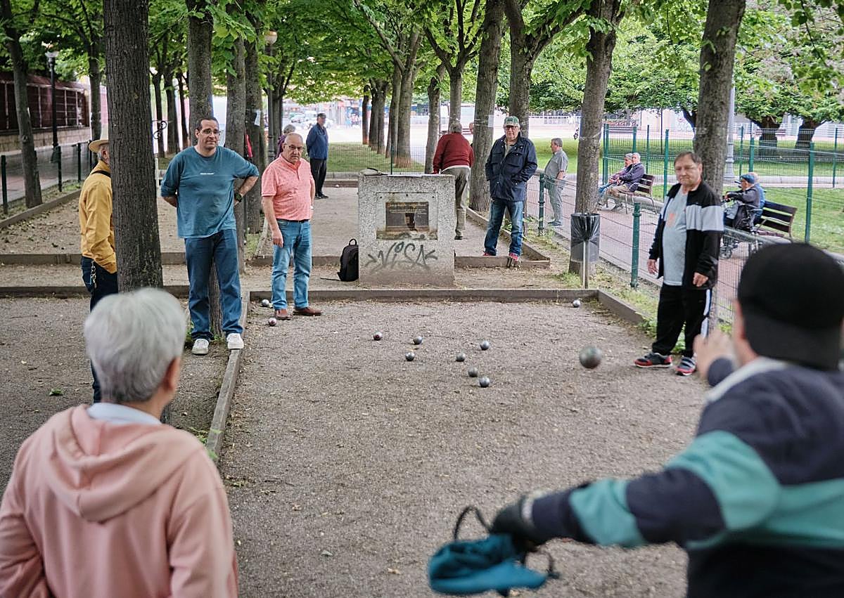 Imagen secundaria 1 - Las Chiribitas reivindica mejoras en sus pistas de petanca