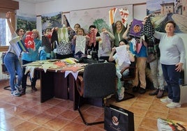 Las mujeres de El Rasillo de Cameros muestran los banderines cosidos hasta el momento.