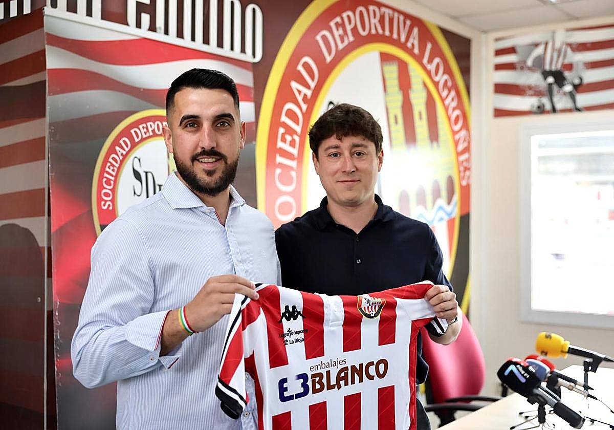 Iván Martínez Prieto, derecha, y Adrián Cantabrana, izquierda, en la presentación del nuevo técnico de la SDL.