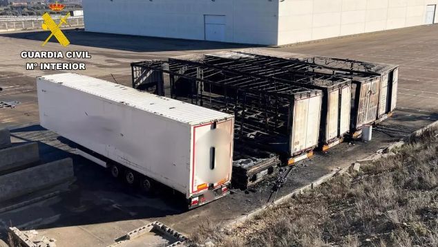 Remolques dañados en los incendios.