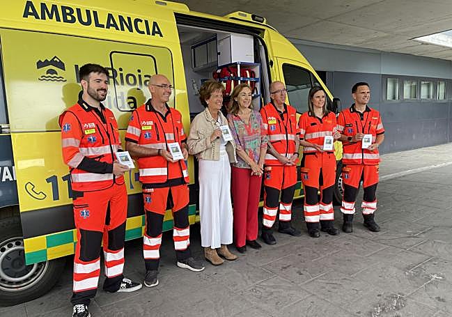 María Martín, consejera de Salud y Políticas Sociales; José Ignacio Ruiz Azpiazu, coordinador de Equipos del Servicio de Emergencias Sanitarias; y Begoña Ganuza, gerente de Atención Primaria, junto con más profesionales en la presentación de la guía.