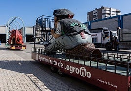 Tragantúa y dragantúa, en el Parque de Servicios, a la espera de cómo vaya la negociación.
