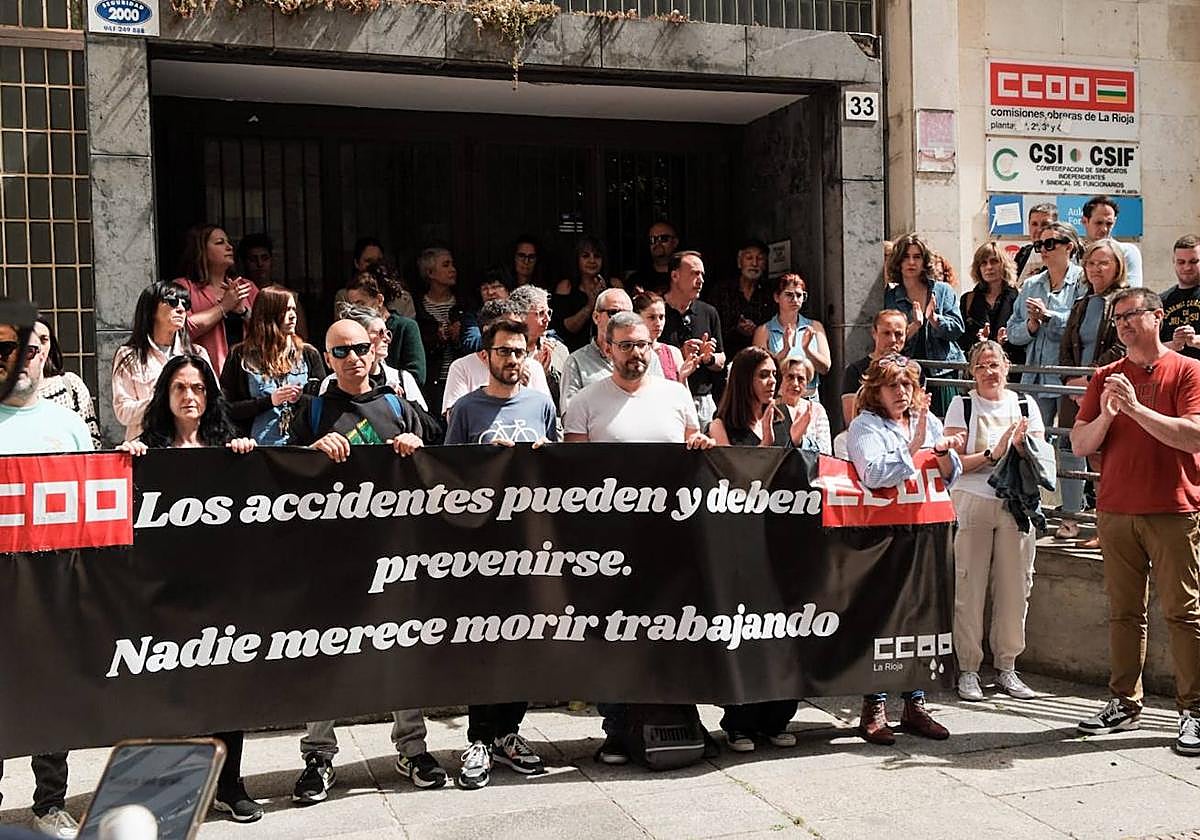 Concentración en CC OO de condena y duelo tras el accidente laboral mortal de este lunes.