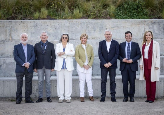 Juan José Muñoz, Javier Erro, Concepción Arruga, Leonor González Menorca, José Ángel Lacalzada, Alfonso Domínguez y Belinda León posan juntos en Logroño.