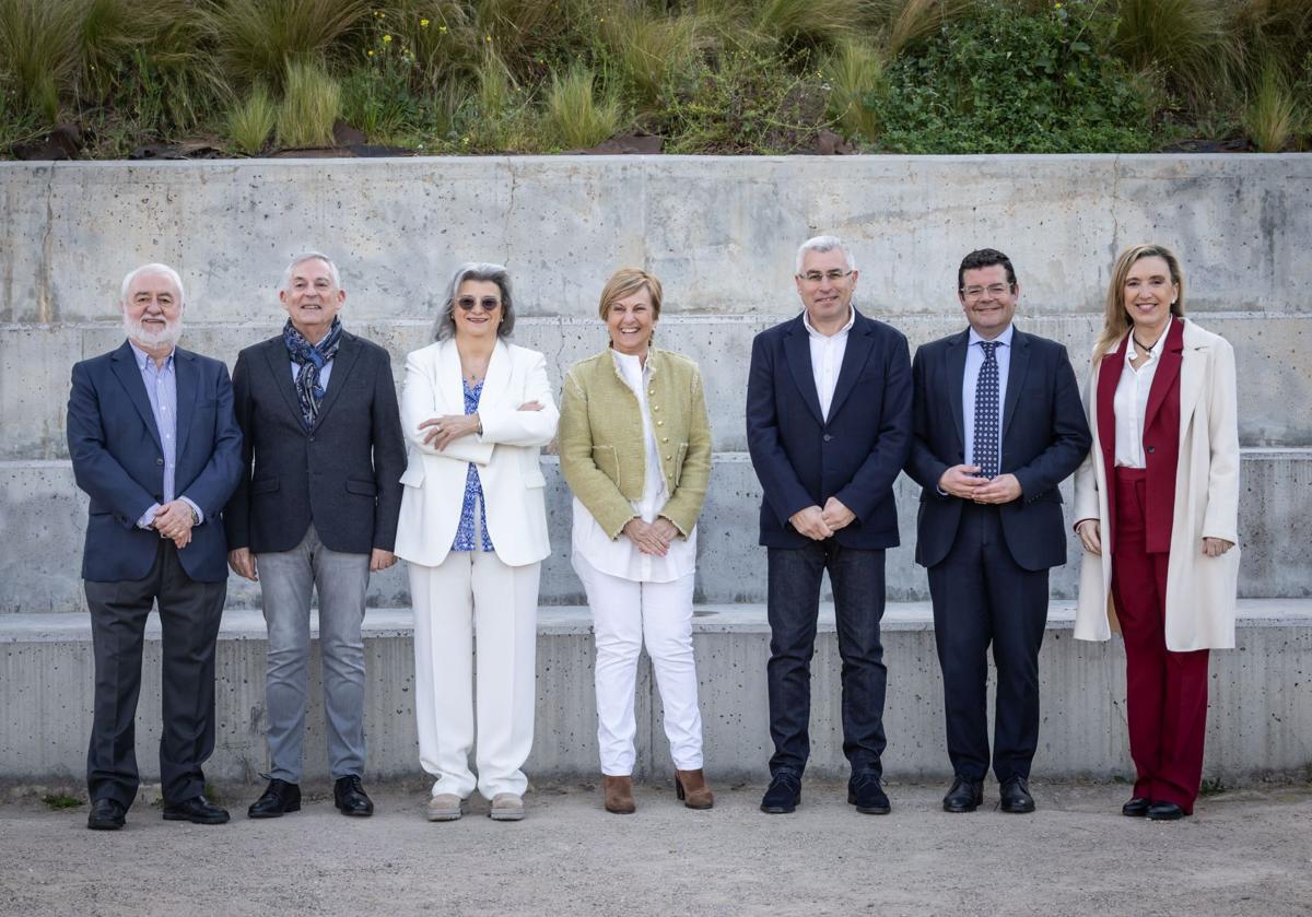 Juan José Muñoz, Javier Erro, Concepción Arruga, Leonor González Menorca, José Ángel Lacalzada, Alfonso Domínguez y Belinda León posan juntos en Logroño.